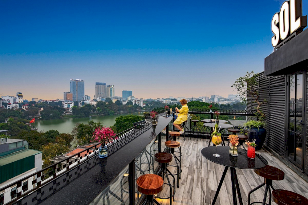 Ideal for party lovers and those looking for a rooftop bar with a buzzing nightlife experience